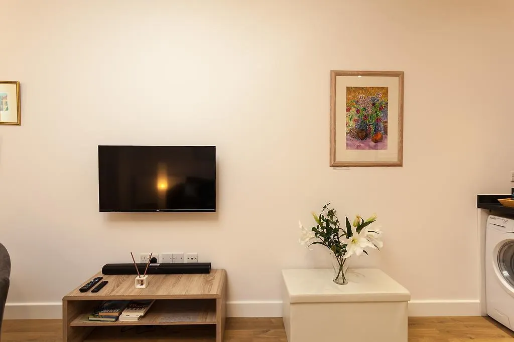 Self-Contained Town Centre One Bedroom Apartments By Helmswood Serviced Apartments Redhill  United Kingdom