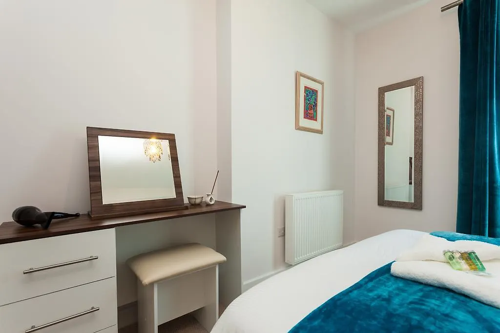 Self-Contained Town Centre One Bedroom Apartments By Helmswood Serviced Apartments Redhill   Redhill (Surrey)