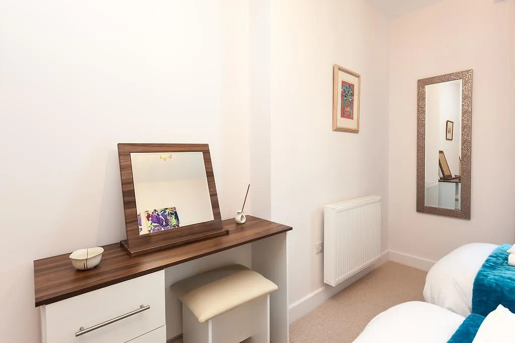 Self-Contained Town Centre One Bedroom Apartments By Helmswood Serviced Apartments Redhill  0*, Redhill (Surrey)